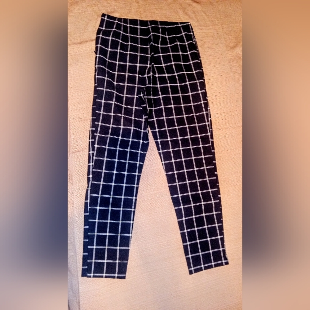 Women's Size 8 Stretch Black and White Checkered Capri Pants By Time And Tru